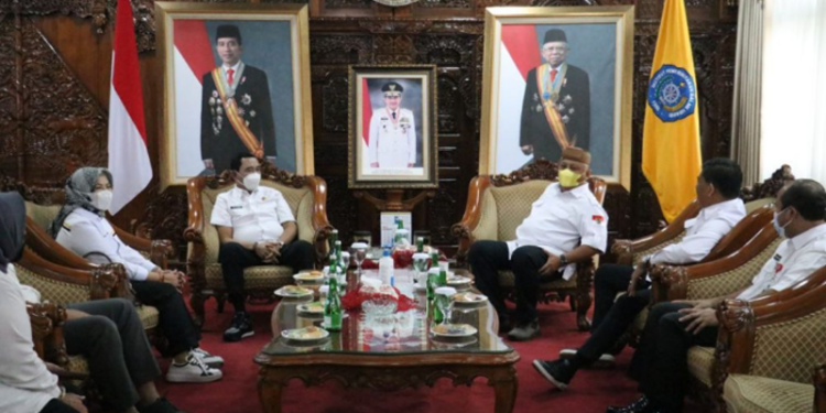 Susana pertemuan Gubernur Rusli dan jajarannya bersama Rektor Institut Pemerintahan Dalam Negeri (IPDN) Dr. Hadi Prabowo di ruang rektor kampus IPDN , Jatinangor, Jawa Barat, Rabu (11/5/2022). (Foto: Zakir BPG)
