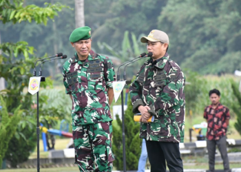 Penjabat Gubernur Gorontalo, Hamka Hendra Noer (kanan) memberikan sambutan pada upacara pengukuhan Warga Kehormatan Korem 133/Nani Wartabone, di lapangan Makorem 133/NWB, Rabu (25/5/2022). (Foto: Humas Korem)