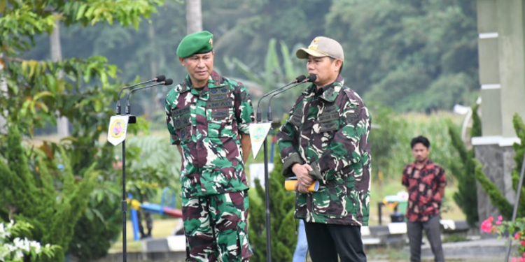 Penjabat Gubernur Gorontalo, Hamka Hendra Noer (kanan) memberikan sambutan pada upacara pengukuhan Warga Kehormatan Korem 133/Nani Wartabone, di lapangan Makorem 133/NWB, Rabu (25/5/2022). (Foto: Humas Korem)