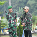 Penjabat Gubernur Gorontalo, Hamka Hendra Noer (kanan) memberikan sambutan pada upacara pengukuhan Warga Kehormatan Korem 133/Nani Wartabone, di lapangan Makorem 133/NWB, Rabu (25/5/2022). (Foto: Humas Korem)