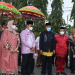 Penjabat Gubernur Gorontalo Hamka Hendra Noer bersama istri Istri drg. Gamaria Purnamawati Monoarfa saat disambut oleh Bupati Boalemo Anas Yusuf dan jajaran Pemda Boalemo dengan adat Mopotilolo, pada kunker perdana Hamka di Boalemo, Kamis (18/5/2022). (Foto: Salman)