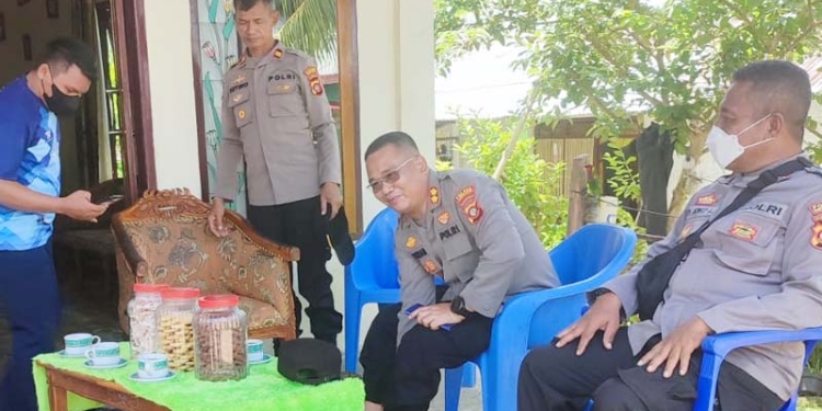 AKBP Juprisan Pratama Ramadhan Nasution, saat bertandang ke rumah masyarakat dan memberikan edukasi tentang Vaksinasi Covid-19. (foto.istimewa)