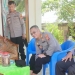 AKBP Juprisan Pratama Ramadhan Nasution, saat bertandang ke rumah masyarakat dan memberikan edukasi tentang Vaksinasi Covid-19. (foto.istimewa)