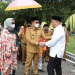 Penjagub Gorontalo, Hamka Hendra Noer didampingi istri, disambut Bupati Bone Bolango Hamim Pou saat kunjungan kerja pertamanya di Kabupaten Bone Bolango. Penyambutan ini juga dirangkaikan dengan adat Mopotilolo. (Foto: Salman)