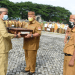Gubernur Gorontalo Rusli Habibie menyerahkan pakaian dinasnya bersama Wakil Gubernur Idris Rahim untuk dimuseumkan Pemerintah Provinsi Gorontalo pada Apel Perdana Pegawai Usai Libur Lebaran, Senin (9/5/2022). (Foto: Salman)