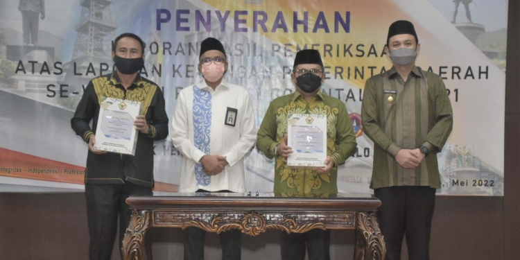 Pemerintah Kota Gorontalo pada penyerahan penghargaan menata pengelolaan keuangan dengan baik, yang ke delapan kali berturut-turut, oleh BPK Provinsi Gorontalo, Rabu (18/5/2022). (Foto dok. humas)
