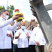 Pemecahan kendi di alat berat ekskavator oleh Pj Gubernur Gorontalo Hamka Hendra Noer saat mencanangkan pekerjaan kanal banjir Tanggidaa di Kecamatan Kota Timur, Kota Gorontalo, Rabu (18/5/2022). (Foto: Salman)