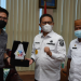 Penjabat Gubernur Gorontalo, Hamka Hendra Noer menerima cendera mata dari Kepala BPJS Ketenagakerjaan Cabang Gorontalo, Hendra Elvian di ruang kerjanya, Rabu (25/5/2022). (Foto: Salman)