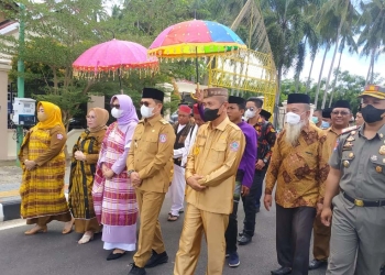 Penjabat Gubernur Gorontalo, Hamka Hamzah Noer, bersama istri disambut dengan prosesi adat Mopotilolo di Rumah Jabatan Bupati Pohuwato, Senin (23/05/2022). (Yusuf/Gopos)