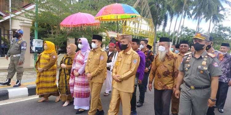 Penjabat Gubernur Gorontalo, Hamka Hamzah Noer, bersama istri disambut dengan prosesi adat Mopotilolo di Rumah Jabatan Bupati Pohuwato, Senin (23/05/2022). (Yusuf/Gopos)