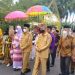 Penjabat Gubernur Gorontalo, Hamka Hamzah Noer, bersama istri disambut dengan prosesi adat Mopotilolo di Rumah Jabatan Bupati Pohuwato, Senin (23/05/2022). (Yusuf/Gopos)