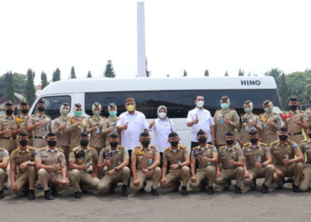Foto bersama Gubernur Rusli Habibie didampingi istri bersama Rektor Institut Pemerintahan Dalam Negeri (IPDN) Dr. Hadi Prabowo, MM dan perwakilan siswa siswi IPDN usai memberikan bantuan hibah mobil operasional ke IPDN di Jatinangor, Jawa Barat, Rabu (11/5/2022). (Foto: Zakir)