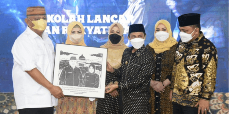 Bupati Nelson dan Wabup Hendra Hemeto saat memberikan cindera mata berupa lukisan bentuk wajah Gubernur Rusli dan istri Idah Syahidah, usai pelaksanaan kegiatan Du’a lo Ulipu yang digagas oleh Pemda Gorontalo, Minggu (8/5/2022). (Foto: Salman)