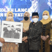 Bupati Nelson dan Wabup Hendra Hemeto saat memberikan cindera mata berupa lukisan bentuk wajah Gubernur Rusli dan istri Idah Syahidah,  usai pelaksanaan kegiatan Du’a lo Ulipu yang digagas oleh Pemda Gorontalo, Minggu (8/5/2022). (Foto: Salman)