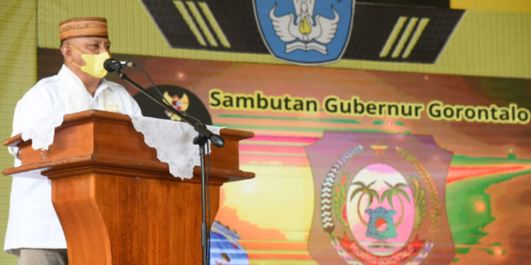 Gubernur Gorontalo Rusli Habibie saat memberikan sambutan pada Launching SMAN 8 Gorontalo sekaligus peluncuran aplikasi Elektronik Guru Tenaga Kependidikan (E – GTK) dan aplikasi Pendaftaran Peserta Didik Baru (PPDB) online 2022 di Aula SMA Negeri 1 Gorontalo, selasa (10/5/2022). (Foto: Salman)