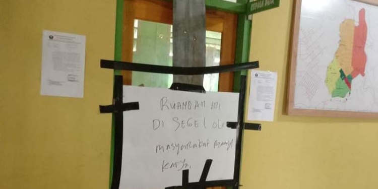 Ruang kerja Kepala Desa Manunggal Karya, yang disegel oleh masyarakat setempat, Kamis (19/05/2022). (Foto istimewa)