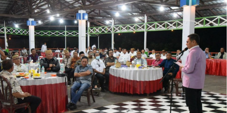 Penjabat Gubernur Gorontalo Hamka Hendra Noer saat menyampaikan sambutan pada silahturahmi dengan jajaran ketua dan anggota DPRD Provinsi Gorontalo, Rabu (18/5/2022) bertempat di RM Miranti, Kabila. (Foto: Salman)