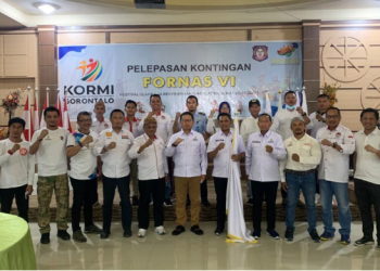 Penjagub Gorontalo Hamka Hendra Noer didampingi ketua KONI dan Ketua KORMI Provinsi Gorontalo berfoto bersama Perwakilan Atlet Gorontalo yang akan mengikuti Festival Olahraga Rekreasi Nasional (Fornas) ke-VI di Kota Palembang, Sumatera Selatan. (Foto: Mila)