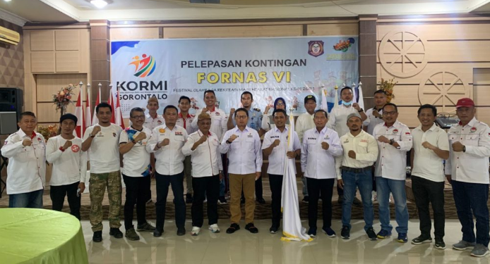 Penjagub Gorontalo Hamka Hendra Noer didampingi ketua KONI dan Ketua KORMI Provinsi Gorontalo berfoto bersama Perwakilan Atlet Gorontalo yang akan mengikuti Festival Olahraga Rekreasi Nasional (Fornas) ke-VI di Kota Palembang, Sumatera Selatan. (Foto: Mila)