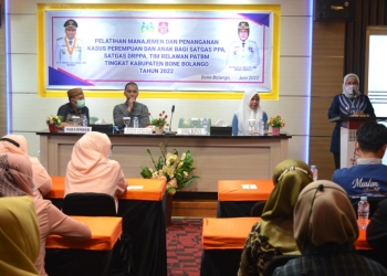 Cegah Kekerasan Perempuan dan Anak, Wabup Merlan S. Uloli saat membuka pelatihan dan manajemen kasus perempuan dan anak bagi Satgas PPA, Satgas DRPPA, dan Tim Relawan PATBM tingkat Kabupaten Bone Bolango tahun 2022 yang dilaksanakan di Gedung Render Tech Production, Jumat (10/6/2022). (Foto AKP/Diskominfo)