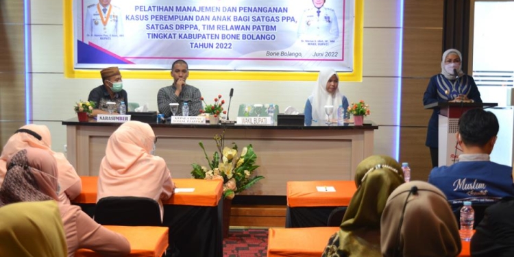 Cegah Kekerasan Perempuan dan Anak, Wabup Merlan S. Uloli saat membuka pelatihan dan manajemen kasus perempuan dan anak bagi Satgas PPA, Satgas DRPPA, dan Tim Relawan PATBM tingkat Kabupaten Bone Bolango tahun 2022 yang dilaksanakan di Gedung Render Tech Production, Jumat (10/6/2022). (Foto AKP/Diskominfo)