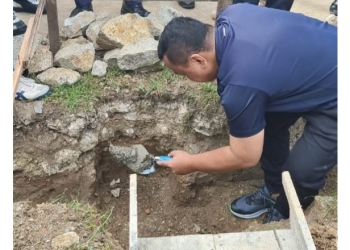 Wakil Bupati Gorontalo, Hendra S Hemeto saat meletakan batu pertama pembangunan Masjid Al-Mukhabaroh. (Foto: Humas Kominfo)