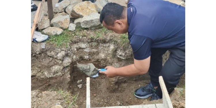 Wakil Bupati Gorontalo, Hendra S Hemeto saat meletakan batu pertama pembangunan Masjid Al-Mukhabaroh. (Foto: Humas Kominfo)