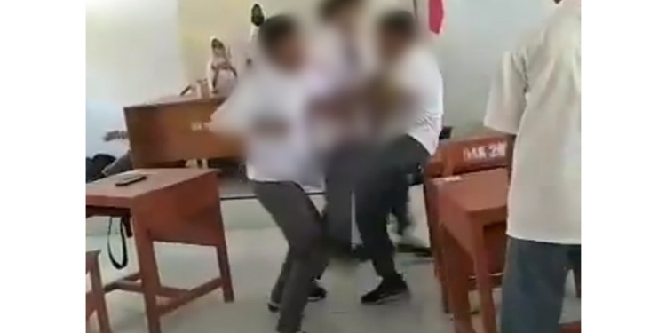 Video berdurasi 18 detik memperlihatkan seorang anak yang dianiaya oleh beberapa temannya di dalam sebuah ruangan kelas yang diketahui berada di SMA 1 Telaga Biru. [Tangkapan Layar]