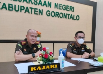 Kepala Kejaksaan Negeri Kabupaten Gorontalo, Armen Wijaya (kiri) bersama Kasi Intel, Samba (kanan). (Foto: Putra/Gopos)