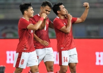 Pemain Timnas Indonesia Witan Sulaeman (kiri), bersama Dimas Drajad dan Asnawi Mangkualam saat merayakan gol ke gawang Nepal. [Twitter/Akun Piala Asia AFC/screenshot/Suara.com]