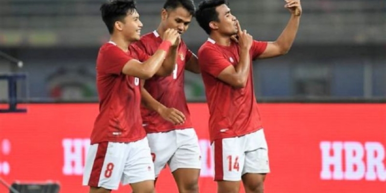 Pemain Timnas Indonesia Witan Sulaeman (kiri), bersama Dimas Drajad dan Asnawi Mangkualam saat merayakan gol ke gawang Nepal. [Twitter/Akun Piala Asia AFC/screenshot/Suara.com]