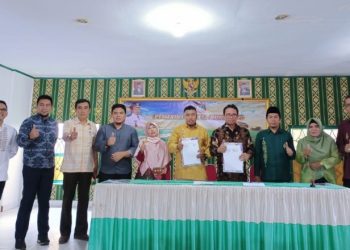 DESA TERPADU - Dekan FUD IAIN Gorontalo, Dr. Andries Kango, M.Ag saat foto bersama dengan pemerintah desa dunggaliyo. Foto istimewa