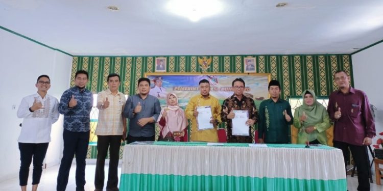 DESA TERPADU - Dekan FUD IAIN Gorontalo, Dr. Andries Kango, M.Ag saat foto bersama dengan pemerintah desa dunggaliyo. Foto istimewa