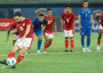 Pesepak bola Timnas Indonesia Marc Klok (kiri) melakukan tendangan penalti ke arah gawang Timnas Kuwait dalam laga perdana Grup A Kualifikasi Piala Asia 2023 di Stadion Internasional Jaber Al Ahmad, Kuwait, Rabu (8/6/2022). (Antara/HumasPSSI/Suara.com)