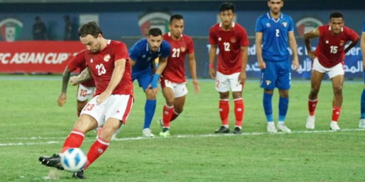 Pesepak bola Timnas Indonesia Marc Klok (kiri) melakukan tendangan penalti ke arah gawang Timnas Kuwait dalam laga perdana Grup A Kualifikasi Piala Asia 2023 di Stadion Internasional Jaber Al Ahmad, Kuwait, Rabu (8/6/2022). (Antara/HumasPSSI/Suara.com)