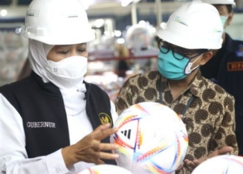 Gubernur Jatim Khofifah Indar Parawansa melihat langsung proses pembuatan bola resmi untuk Piala Dunia 2022 Qatar di di Kabupaten Madiun melalui PT Global Way Indonesia (GWI). [Istimewa/Suarajatim.id]