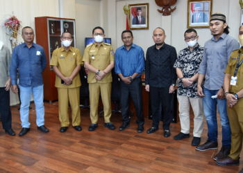 Penjabat Gubernur Gorontalo Hamka Hendra Noer, saat foto bersama dengan komisioner Komisi Informasi Daerah (KID) usai menggelar pertemuan di Ruang Kerja Gubernur, Selasa (14/6/2022). Penjagub Hamka mendorong KID untuk intens meningkatkan keterbukaan informasi publik. (Foto: Haris/Diskominfotik).