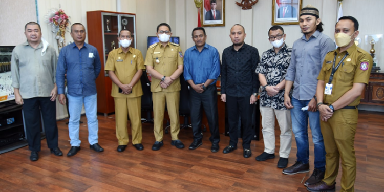 Penjabat Gubernur Gorontalo Hamka Hendra Noer, saat foto bersama dengan komisioner Komisi Informasi Daerah (KID) usai menggelar pertemuan di Ruang Kerja Gubernur, Selasa (14/6/2022). Penjagub Hamka mendorong KID untuk intens meningkatkan keterbukaan informasi publik. (Foto: Haris/Diskominfotik).