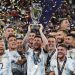 Kapten timnas Argentina Lionel Messi (tengah) mengangkat piala Conembol-UEFA Cup of Champions setelah mengalahkan Italia dengan skor 3-0 padaFinallisima di Stadion Wembley, London, Kamis (2/6/2022) dini hari WIB. [AFP/Suara.com]