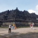 Wisatawan menikmati pemandangan di pelataran Candi Borobudur. Nantinya, hanya pemilik tiket khusus yang boleh berwisata hingga puncak candi. [Suara.com]