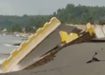 Jalan dan jembatan di pesisir Pantai Amurang ambruk, Rabu 15 Juni 2022 [SuaraSulsel.id]