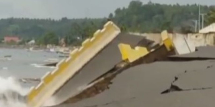 Jalan dan jembatan di pesisir Pantai Amurang ambruk, Rabu 15 Juni 2022 [SuaraSulsel.id]
