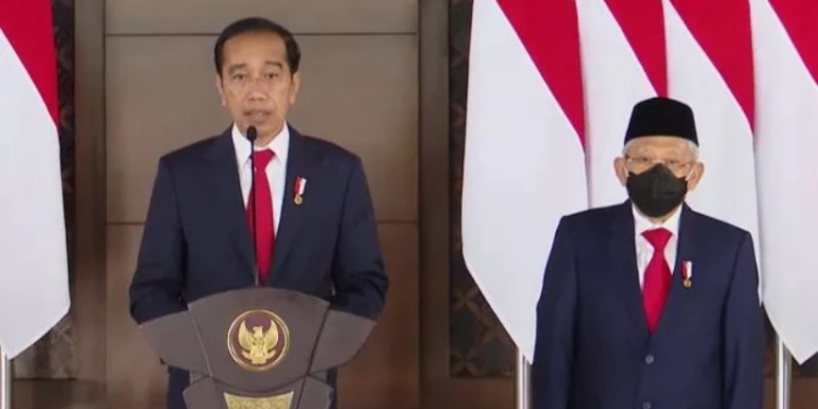 Presiden Joko Widodo atau Jokowi dan Wakil Presiden Maruf Amin di Bandara Soekarno-Hatta, Cengkareng, Banten pada Minggu (26/6/2022). (Suara.com)