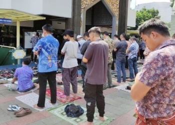 Ribuan jemaah melaksanakan salat gaib untuk Eril di Masjid Ukhuwah, Kota Bandung, Jumat (3/6/2022). [Ayobandung.com/Suarajabar.id]