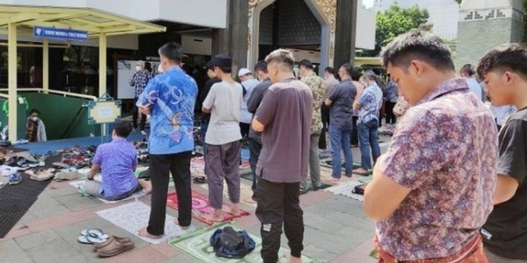 Ribuan jemaah melaksanakan salat gaib untuk Eril di Masjid Ukhuwah, Kota Bandung, Jumat (3/6/2022). [Ayobandung.com/Suarajabar.id]