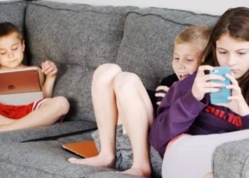 Ilustrasi anak-anak bermain gadget (Pexels.com/Jessica Lewis Creative/Suara.com)
