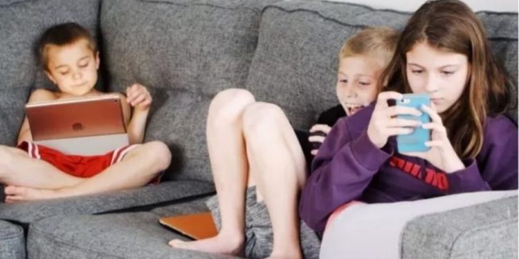 Ilustrasi anak-anak bermain gadget (Pexels.com/Jessica Lewis Creative/Suara.com)
