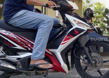 Ilustrasi pengendara motor menggunakan Sendal Jepit. (Suara.com)