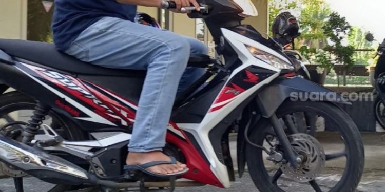 Ilustrasi pengendara motor menggunakan Sendal Jepit. (Suara.com)