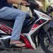 Ilustrasi pengendara motor menggunakan Sendal Jepit. (Suara.com)